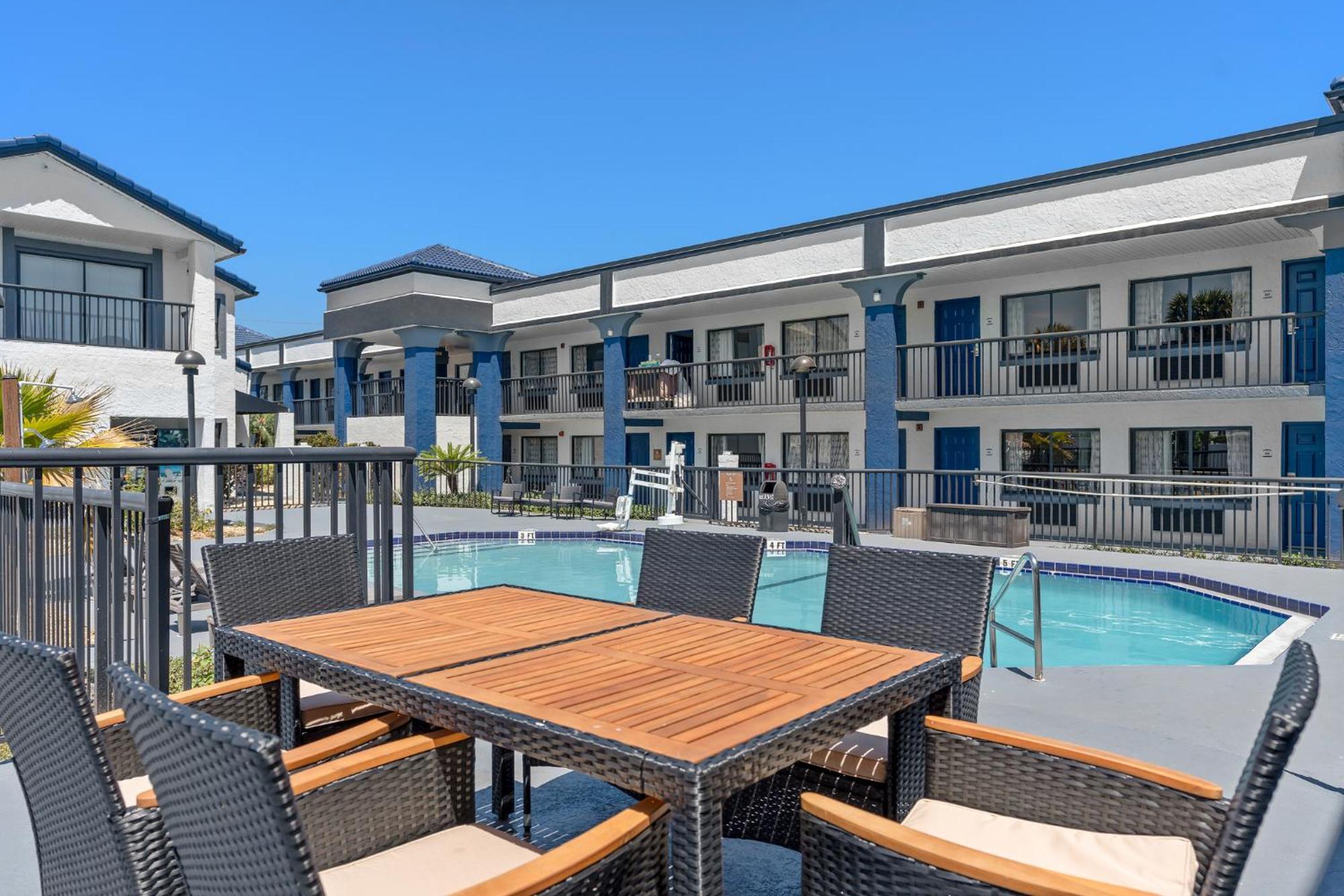Baymont By Wyndham Orlando East Hotel Alafaya Eksteriør billede